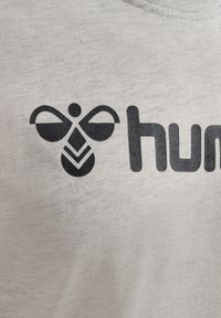 Hummel MOVER - T-shirt print - egret melange