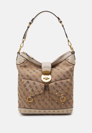 Beige og brun mønstret Guess håndtaske med gyldne nitter, dobbelte frontlommer med klap, gyldne ringdetaljer og en toplynlås med en enkelt strop.