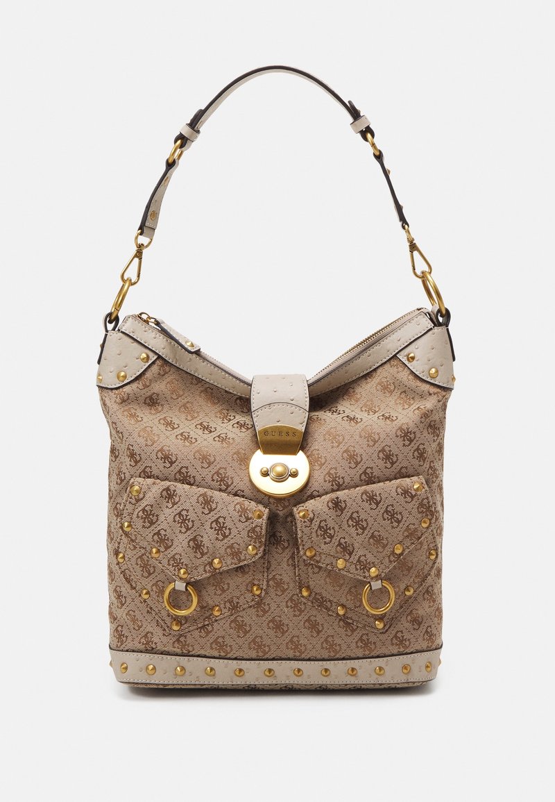 Borsa Guess in beige e marrone con motivo, borchie dorate, doppie tasche con patta frontale, dettagli ad anello dorati e chiusura superiore con zip e una sola tracolla.