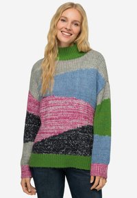 Kleurvolle gebreide trui met grijze, roze, blauwe, groene en zwarte horizontale patronen. Voorzien van een hoge, groene geribbelde kraag en een losse pasvorm.
