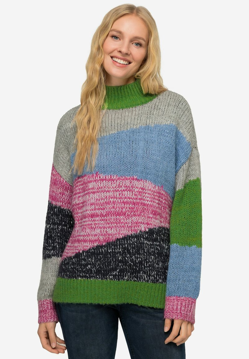Kleurvolle gebreide trui met grijze, roze, blauwe, groene en zwarte horizontale patronen. Voorzien van een hoge, groene geribbelde kraag en een losse pasvorm.