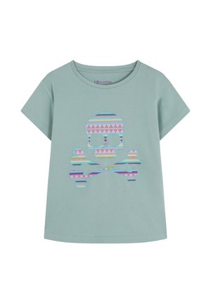 Camiseta de algodón verde menta de manga corta con un diseño gráfico de calavera y huesos cruzados en colores pastel y patrones geométricos.