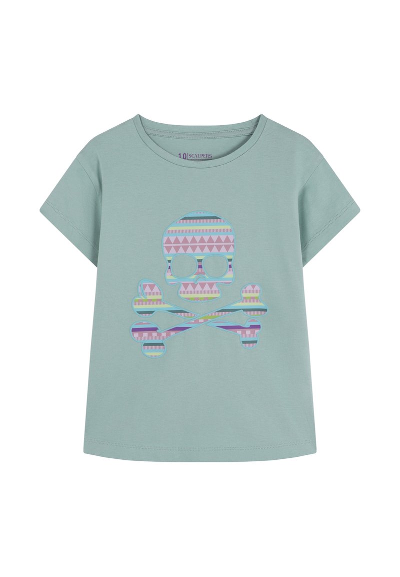 Camiseta de algodón verde menta de manga corta con un diseño gráfico de calavera y huesos cruzados en colores pastel y patrones geométricos.