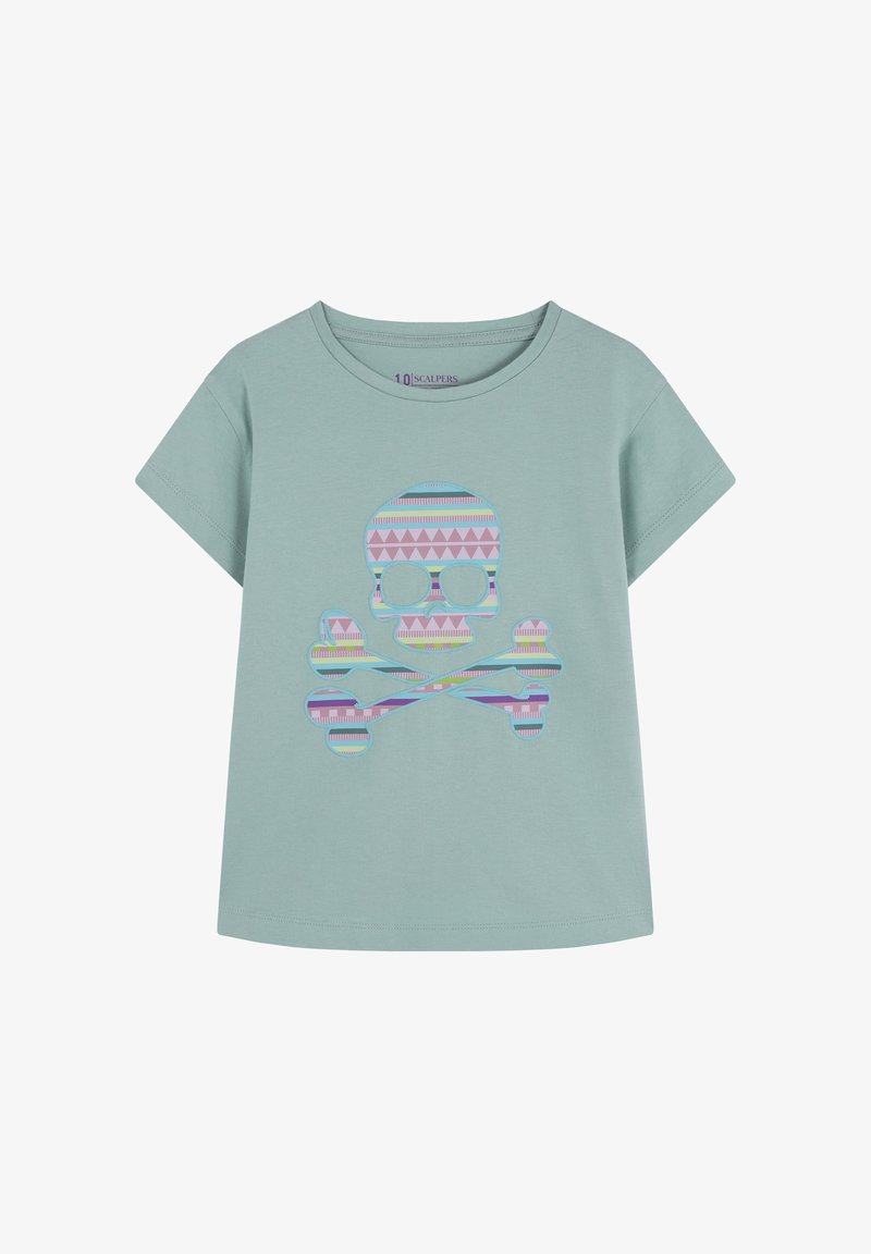 Camiseta de algodón verde menta de manga corta con un diseño gráfico de calavera y huesos cruzados en colores pastel y patrones geométricos.