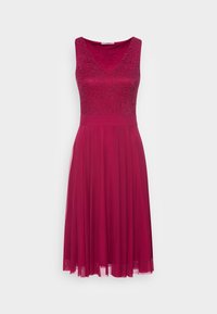 Une robe sans manches, longueur genou, de couleur bordeaux avec un corsage en dentelle et une jupe fluide en chiffon, dotée d'un décolleté en V et d'une taille cintrée.