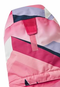 Farverigt stof med pink, lilla og mørkeblå geometriske mønstre; inkluderer en løkke-rem og en samlet kant for justerbar pasform.