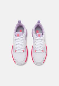 Hvite og lavendel treningssko med rosa detaljer, mesh-stoff, rund tå og tradisjonelt snøringsdesign.