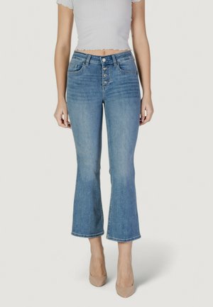 Jeans a vita alta svasati in denim azzurro chiaro con una leggera sfumatura, cinque tasche e chiusura con cinque bottoni. Tessuto liscio, vestibilità casual.