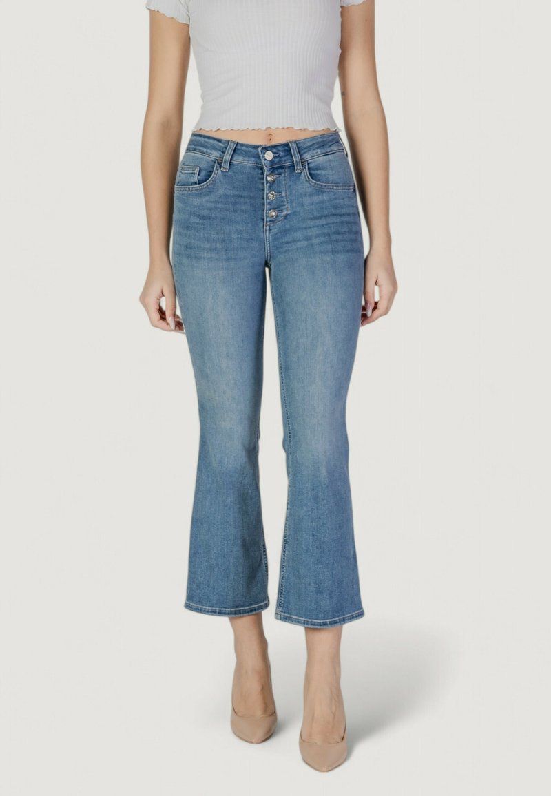 Jeans acampanados de talle alto en denim azul claro con un leve desgaste, cinco bolsillos y cierre de cremallera con cinco botones. Textura suave, ajuste casual.