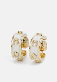 Pendientes de aro dorados que presentan bandas de esmalte blanco brillante con motivos de herradura en relieve, textura suave y cierre tipo clip.