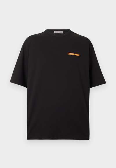 Μαύρο κοντομάνικο T-shirt με μικρό πορτοκαλί λογότυπο "LES BENJAMINS" στο αριστερό στήθος, στρογγυλή λαιμόκοψη και άνετη εφαρμογή.