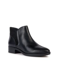 Stivaletti neri alla caviglia in pelle liscia con un accento in suede, caratterizzati da un tacco basso a blocco e una punta leggermente appuntita.