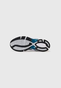 Semelle de chaussure de course en noir et blanc avec des accents de teal ; arbore des motifs de texture pour une adhérence et une stabilité optimales ; matériau durable.