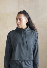 Girlfriend Collective HUMMINGBIRD HALF ZIP - Jachetă de vânt - moss