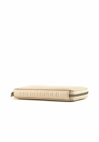 Pochette en cuir beige avec texte embossé "FRED&BRUDER", bords arrondis et fermeture éclair argentée, présentant une texture lisse.
