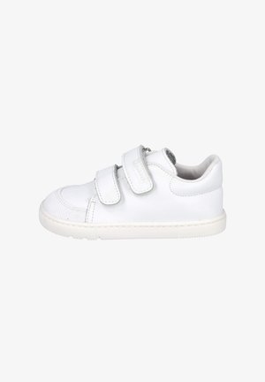 Zapatilla infantil blanca con dos tiras de velcro y suela de goma texturizada, vista de lado.