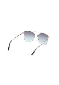 Aurinkolasit, joissa on geometrinen muotoilu, metallikehys ruusukultaisena, liukuvärioptiikka vaaleansinisistä tummanharmaisiin, mustat muoviset templet.