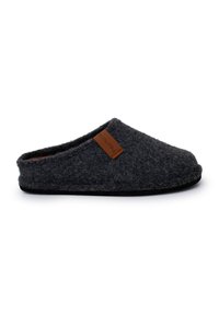 Pantofola in feltro di lana grigio scuro con punta arrotondata, texture morbida e un'etichetta in cuoio marrone sul lato. Suola nera piatta per uso interno.