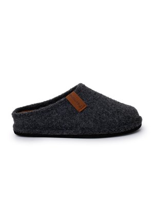 Pantoufle en feutre de laine gris foncé avec un bout arrondi, texture douce et une étiquette en cuir marron sur le côté. Semelle plate noire pour une utilisation intérieure.