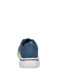 Blaues Sportschuhmodell mit einem atmungsaktiven Mesh-Obermaterial, einer strukturierten Ferse und einer weißen Sohle mit einem dezenten blauen Akzent.