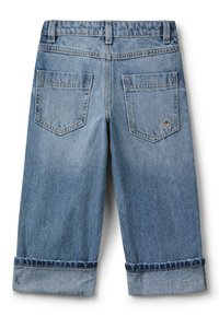 Pantalones capri de mezclilla azul claro con dobladillo, que presentan dos bolsillos traseros y detalles de costura sutil. No hay vista frontal visible.