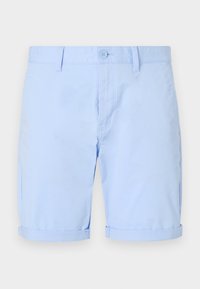 Pantalones cortos de algodón azul claro con cierre de botón, con dobladillos enrollados y bolsillos laterales. Textura suave y diseño casual.