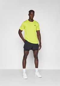 Champion CREWNECK TRAIN SMALL LOGO - Basic póló - neon yellow