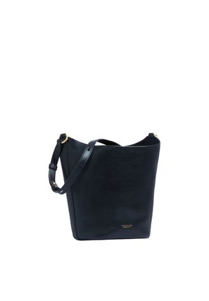 Borsa a secchiello in pelle nera con tracolla regolabile e logo dorato sobrio sul davanti, mostrata su sfondo bianco.