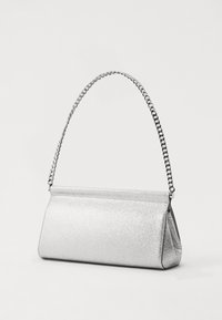Silverglittrig axelväska med en strukturerad design. Har en vriden kedjeskydd och en platt botten, vilket skapar en elegant silhuett.