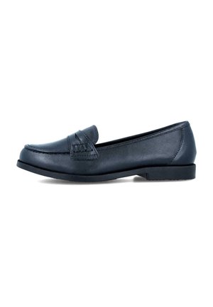 Mocasines de cuero negro con tacón bajo, que presentan una punta redondeada y un acento decorativo de costura en la parte frontal. Textura suave, diseño minimalista.