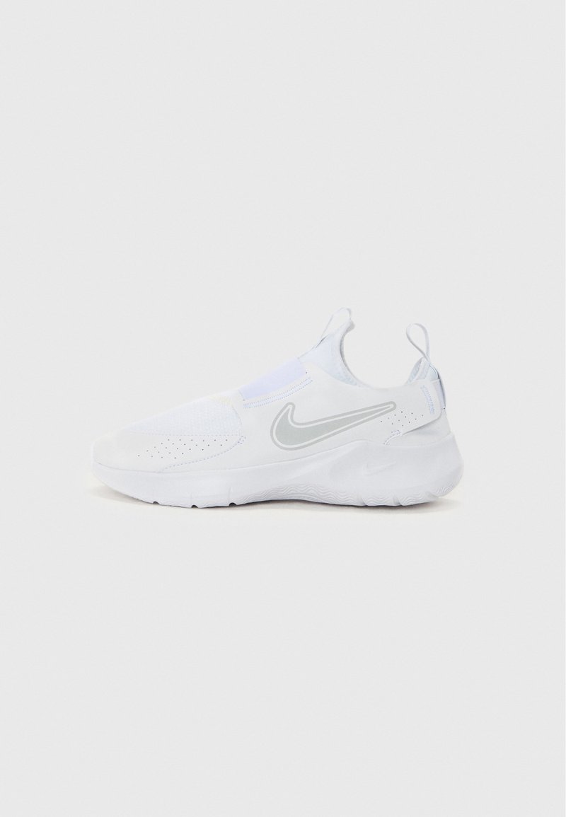 Białe slip-on sneakersy z siateczkową cholewką, teksturowanymi akcentami i odblaskowym logo. Charakteryzują się masywną białą podeszwą oraz subtelnymi perforacjami.