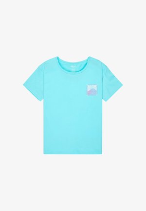 Lichtblauw T-shirt met korte mouwen en een kleine roze en paarse zon- en golfafbeelding op het linkerborstgebied.