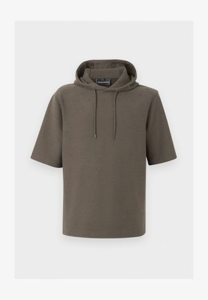 Kortermet olivengrønn hettegenser med frontlomme og snøring i hetten, med diskrete gjentatte pregete logoer.