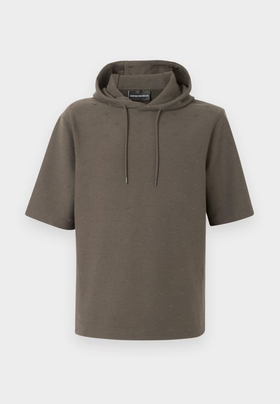 Κοντομάνικο ελιάς πράσινο φούτερ με κουκούλα με κορδόνια και μπροστινή τσέπη, με διακριτικά επαναλαμβανόμενα ανάγλυφα λογότυπα.