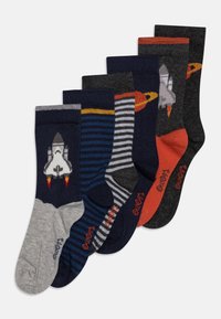 Fem par bomuldsstrømper i mørke farver med raketdesign, striber og accenter. Omfatter grå, marineblå, sort og orange.