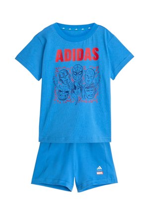 Conjunto azul para niños de Adidas con logo rojo, con caras de superhéroes de Marvel en la camiseta y logos de Adidas y Marvel en los pantalones cortos.