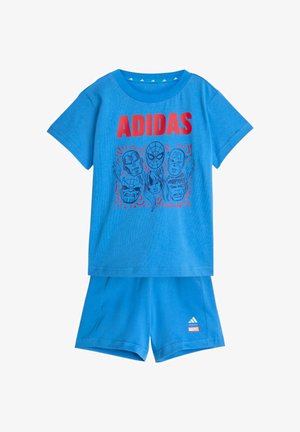 Conjunto azul para niños de Adidas con logo rojo, con caras de superhéroes de Marvel en la camiseta y logos de Adidas y Marvel en los pantalones cortos.