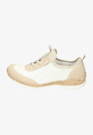 Beige und weiße Sneaker mit einem glatten Lederoberteil, strukturierten Akzenten, Schnürverschluss und einer korkähnlichen Zwischensohle.