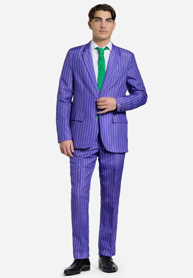 Completo viola a righe con un blazer a infilare singolo, pantaloni abbinati e una cravatta verde. Presenta un rever a punta e dettagli con bottoni.
