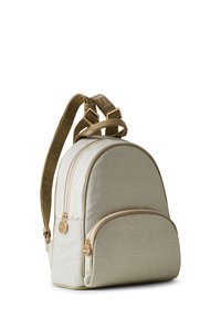 Hellgrauer Imitationsleder-Rucksack mit strukturierten Oberflächen, zwei Reißverschlussfächern und goldfarbigen Hardware-Akzenten. Verstellbarer Gurt.