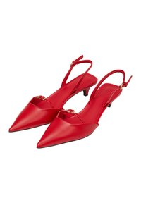 Escarpins rouges en cuir avec une bride arrière, présentant un bout pointu, un talon fin et des accents en métal doré sur les brides. Texture lisse sur l'ensemble.