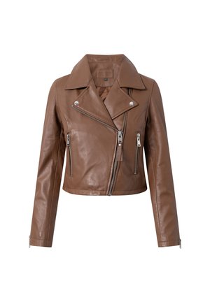 Bruine leren motorjack, met een cropped ontwerp, brede revers, asymmetrische rits sluiting en twee ritszakken. Zachte textuur.