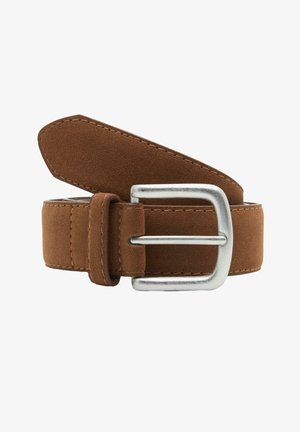 Ceinture en daim marron avec surpiqûres visibles et boucle rectangulaire en métal argenté, roulée avec l'extrémité passée dans la boucle.