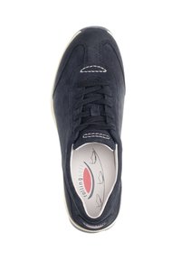 Navy suède sneaker met een ronde neus, vetersluiting en contrasterende witte stiksels. Voorzien van een gevoerde binnenzool en rubberen loopzool.
