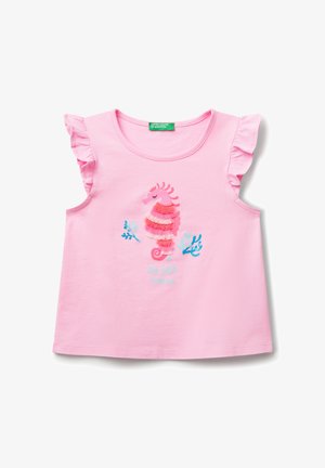 Top de tirantes de algodón rosa con mangas acampanadas que presenta un diseño de caballito de mar en colores vibrantes y el texto "Mi pequeño caballito de mar" debajo.