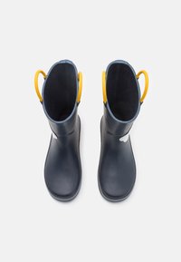 Niebieskie gumowe kalosze z żółtymi uchwytami, gładką fakturą, okrągłym noskiem i jasnoszarymi akcentami. Wnętrze podszewkowane dla komfortu i ciepła.