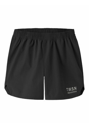 Czarne krótkie spodenki sportowe z elastycznym paskiem w talii i małym białym napisem "T.W.S.N 202315191514" na dolnej części prawej nogawki.