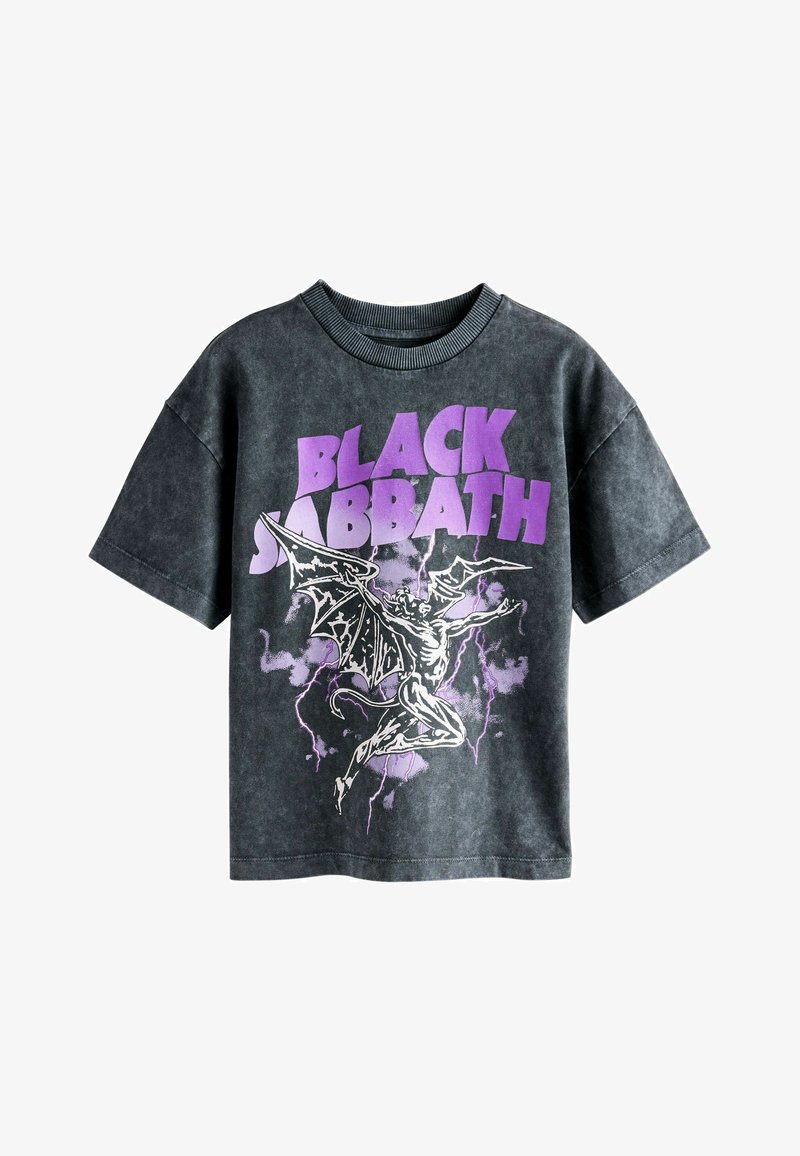 T-shirt noire avec un col rond, des manches courtes et un imprimé graphique d'une figure de type chauve-souris en violet et blanc sur un fond sombre.
