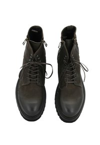 Stivali ankle in pelle marrone con finitura testurizzata, punta tonda, stringhe sulla parte anteriore e cerniere laterali. Suola in gomma nera per una migliore aderenza.