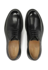 Zapatos de cuero negro con una textura suave, diseño de cordones, punta redonda y un logotipo sutil en la plantilla. Estilo clásico y versátil.